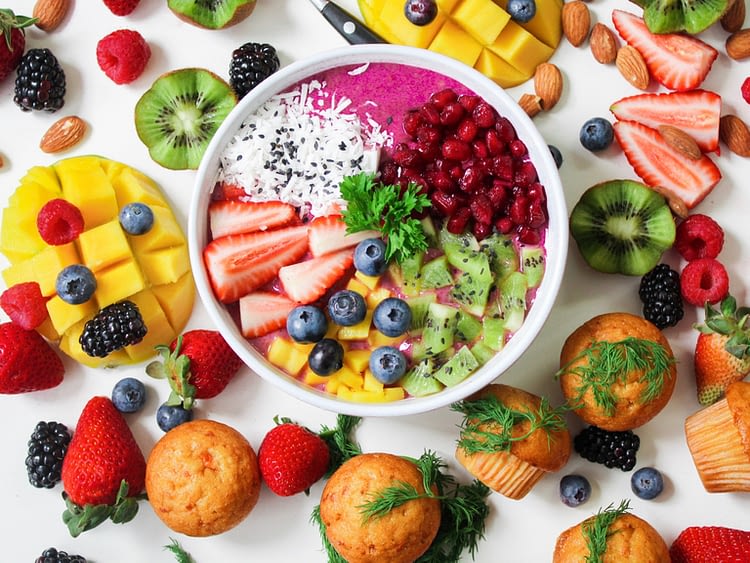 coupe de fruits avec des gâteaux