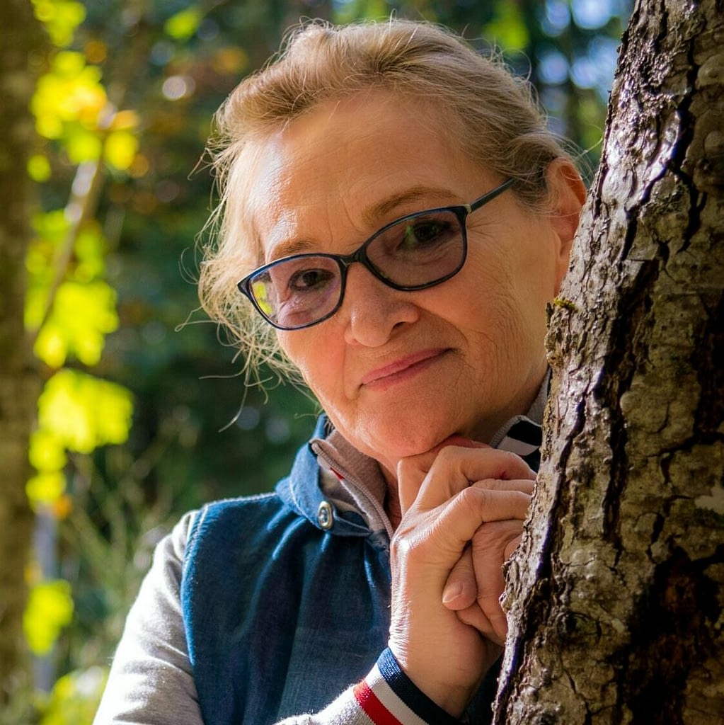 Femme cachée derrière un arbre